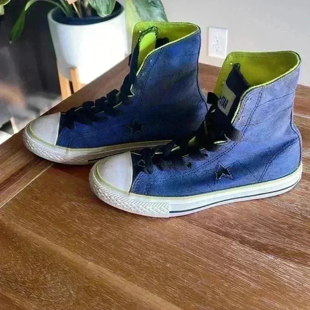 Converse Boys High Top Sneakers SZ 2